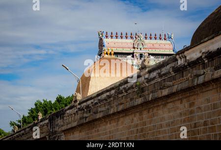 La torre d'oro nel tempio Thillai Nataraja, noto anche come tempio Chidambaram Nataraja, è un tempio indù dedicato a Nataraja, la forma di Shiva Foto Stock