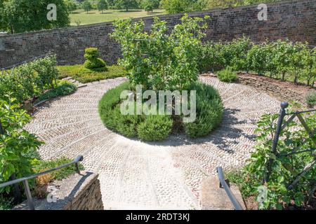 Giardino di frutta parabola al Newt Somerset Foto Stock