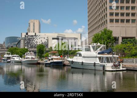 Barche lungo il canale Rideau in una giornata calda e soleggiata, a Ottawa, Ontario, Canada Foto Stock