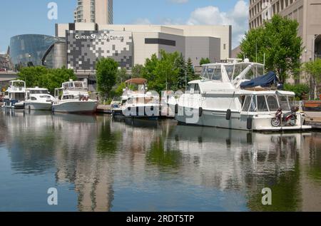 Barche lungo il canale Rideau in una giornata calda e soleggiata, a Ottawa, Ontario, Canada Foto Stock