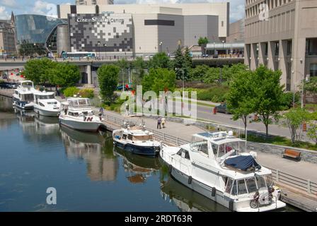 Barche lungo il canale Rideau in una giornata calda e soleggiata, a Ottawa, Ontario, Canada Foto Stock