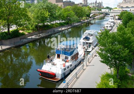 Barche lungo il canale Rideau in una giornata calda e soleggiata, a Ottawa, Ontario, Canada Foto Stock