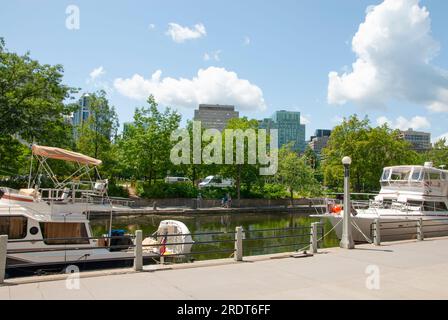 Barche lungo il canale Rideau in una giornata calda e soleggiata, a Ottawa, Ontario, Canada Foto Stock