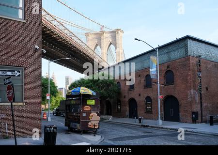 Dettaglio architettonico di Dumbo (abbreviazione di Down Under the Manhattan Bridge Overpass), un quartiere nel quartiere di New York City di Brooklyn Foto Stock