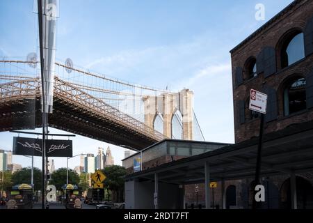 Dettaglio architettonico di Dumbo (abbreviazione di Down Under the Manhattan Bridge Overpass), un quartiere nel quartiere di New York City di Brooklyn Foto Stock