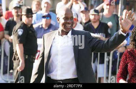 Cooperstown, Stati Uniti. 22 luglio 2023. Fred McGriff, membro della National Baseball Hall of Fame, entra nell'edificio della Hall of Fame per una festa di induction a Cooperstown, New York, sabato 22 luglio 2023. Scott Rolen e Fred McGriff, saranno inseriti nella National Baseball Hall of Fame domenica 23 luglio 2023. Foto di Bill Greenblatt/UPI credito: UPI/Alamy Live News Foto Stock