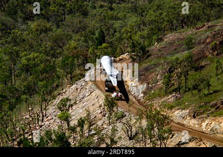 La lama della turbina eolica viene trasportata in camion fino al Mount Emerald Windfarm, Kairi, far North Queenslland, Australia. Foto Stock