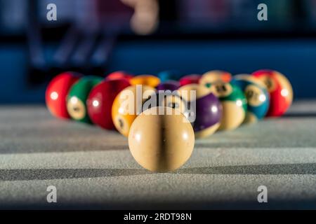 Un triangolo di palline da biliardo sul tavolo, pronto per una partita a biliardo Foto Stock