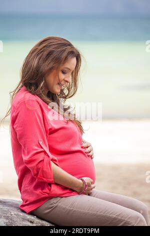 Ritratto di una giovane donna che aspetta il suo bambino nella splendida spiaggia bianca del lago Tota situata nel dipartimento di Boyaca a 3.015 metri sul mare Foto Stock