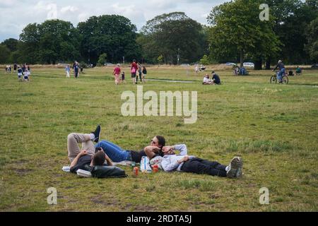 Londra Regno Unito. 23 luglio 2023 persone che si rilassano a Wimbledon Common, nel sud-ovest di Londra, in una domenica pomeriggio mite con temperature calde. Credit amer ghazzal/Alamy Live News Foto Stock