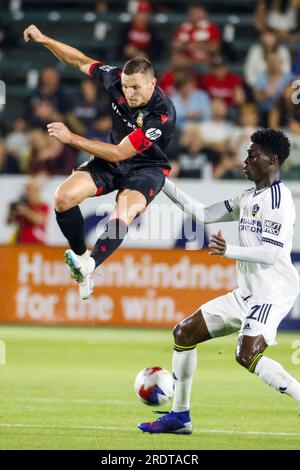 L'attaccante Paul Mullin (L) e il centrocampista LA Galaxy II Ascel Essengue in azione durante una partita di calcio amichevole internazionale tra Wrexham AFC e LA Galaxy II a Carson, California, presso il Dignity Health Sports Park. Punteggio finale; Wrexham AFC 4 - LA Galaxy II 0 Foto Stock