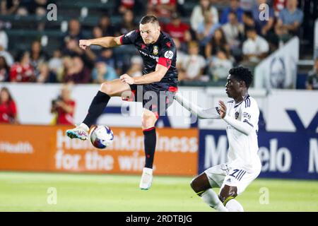 L'attaccante Paul Mullin (L) e il centrocampista LA Galaxy II Ascel Essengue in azione durante una partita di calcio amichevole internazionale tra Wrexham AFC e LA Galaxy II a Carson, California, presso il Dignity Health Sports Park. Punteggio finale; Wrexham AFC 4 - LA Galaxy II 0 (foto di Ringo Chiu / SOPA Images/Sipa USA) Foto Stock