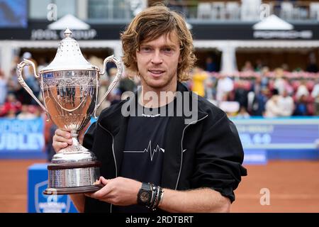 Nel 20230723 Andrey Rublev, Russia, con il trofeo dopo la finale contro Casper Ruud, Norvegia, durante il torneo svedese Open, ATP a Båstad. Båstad Foto: Anders Bjurö / TT / codice 11830 Foto Stock