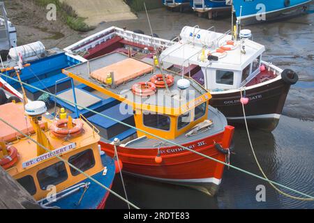 Barche da pesca ormeggiate nel porto di Seahouses sulla costa del northumberland Foto Stock