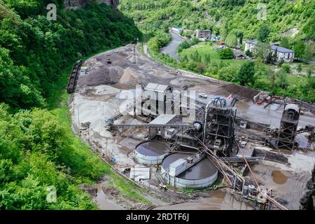 Impianto di trattamento della medicazione minerale presso miniera a cielo aperto, vista aerea. Foto Stock