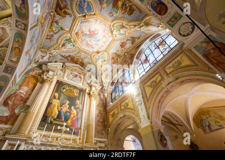 Vista di Santa Caterina del Sasso, un monastero cattolico situato sulla sponda orientale del Lago maggiore, Leggiuno, Italia. Foto Stock