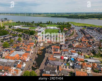 Foto aerea con drone di Bunschoten e Spakenburg nei Paesi Bassi. Spakenburg ha un centro storico con un porto e vecchie barche a vela Foto Stock