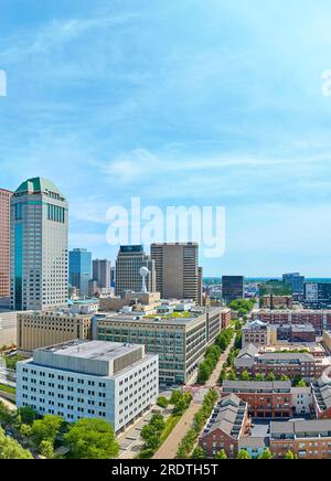 Panorama verticale aereo del centro di Columbus Ohio con edifici di uffici e appartamenti Foto Stock