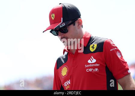 Mogyorod, Ungheria. 23 luglio 2023. Charles Leclerc della Scuderia Ferrari durante la sfilata dei piloti prima del Gran Premio di F1 d'Ungheria . Crediti: Marco Canoniero/Alamy Live News Foto Stock