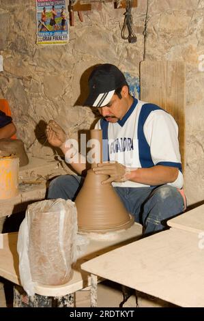Uomo che fa ceramiche, San Miguel de Allende, Guanajuato, Messico Foto Stock