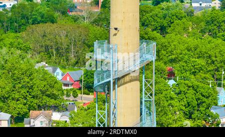 Splendida scala a chiocciola in metallo blu della torre di osservazione di Rastin nell'Ariel Foundation Park Foto Stock