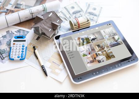 Tablet con vista da telecamere CCTV e diverse apparecchiature su un tavolo bianco. Sistema di sicurezza domestica Foto Stock