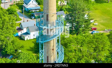 Vista aerea della torre di osservazione Rastin del Parco della Fondazione Ariel con droni accanto alla cima delle scale della torre Foto Stock