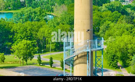 Aereo della cima della scala a chiocciola blu in metallo sulla torre di osservazione nell'Ariel Foundation Park Foto Stock