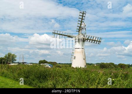 Thurne Mill nel Norfolk Broads National Park a North Norfolk, Regno Unito, in un giorno estivo Foto Stock