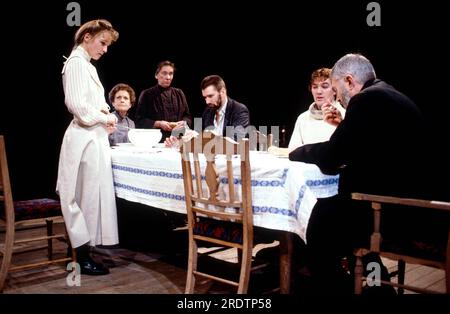 l-r: Lesley Manville (Polya), Margery Mason (Akulina Ivanovna), Ruby Head (Stepanida), Clive Russell (Terenty K Teterev), Tom Mannion (Nil Vasilyevich), David Burke (Vasily Bessermenov) in FILIPPINE di Maxim Gorky alla Royal Shakespeare Company (RSC), The Pit, Barbican Centre, London EC2 29/01/1986 in una nuova versione di Dusty Hughes: Frederic Chopin design: Tom Cairns illuminazione: Wayne Dowdeswell regista: John Caird Foto Stock