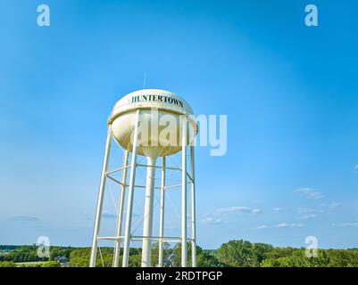 Torre aerea dell'acqua di Huntertown con la parte inferiore visibile e tanto cielo blu Foto Stock