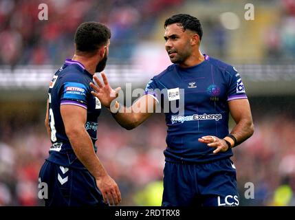 Wigan Warriors' Bevan French (a destra) parla con Abbas Miski durante la semifinale della Betfred Challenge Cup a Headingley, Leeds. Data foto: Domenica 23 luglio 2023. Foto Stock