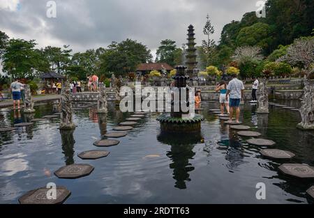 Tirta Gangga è un ex palazzo reale nella parte orientale di Bali, Indonesia, che prende il nome dal fiume sacro Gange nell'induismo. Foto Stock