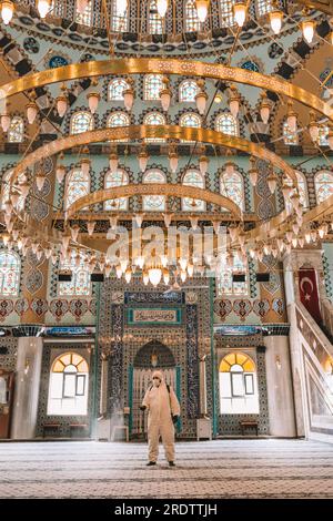 I lavoratori spruzzano disinfettante nelle moschee come parte delle misure preventive contro la diffusione del coronavirus COVID-19. Foto Stock