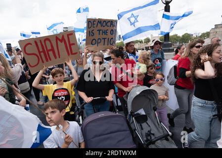 Londra, Regno Unito. 23 luglio 2023. Il popolo ebraico e i suoi sostenitori organizzano una manifestazione di difesa della democrazia israeliana e marciano attraverso il Tower Bridge in segno di protesta contro i piani del governo di coalizione del primo ministro israeliano Benjamin Netanyahu di rivedere il sistema giudiziario israeliano che, secondo i critici, minano l'indipendenza della magistratura e liberano le decisioni del governo dal controllo legale. La marcia è stata anche solidale con migliaia di israeliani che hanno marciato verso Gerusalemme mentre la Knesset si prepara ad abolire la "Dottrina ragionevolezza” che consente la revisione giudiziaria delle decisioni del governo. Crediti: Ron Fassbender/Alamy Live News Foto Stock