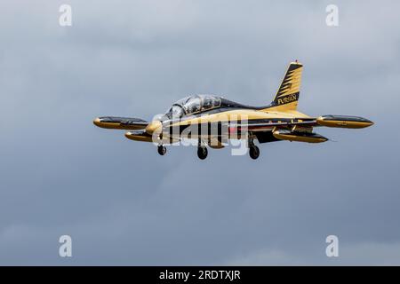 Fursan al Emarat - Aermacchi MB-339, arrivo alla RAF Fairford per il Royal International Air Tattoo 2023. Foto Stock