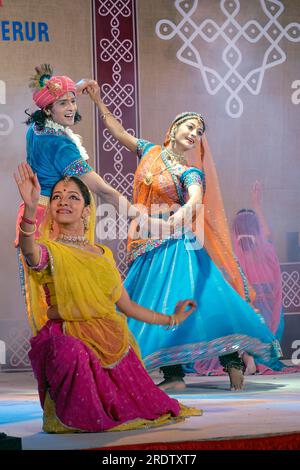 Ballo di Kathak nel festival di Natiyanjali nel tempio di Perur, Tamil Nadu, India Foto Stock