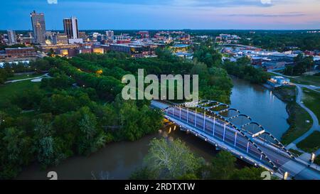 Luci al tramonto e luci della città intorno al ponte aereo Martin Luther King vicino a Headwaters Park Foto Stock