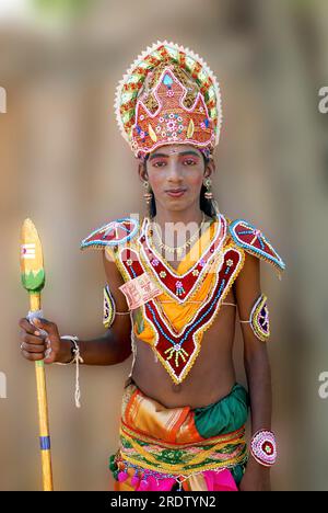 L'immagine dell'uomo vestito da Lord Muruga nel Dasara Dussera Dusera Festival a Kulasai Kulasekharapatnam vicino Tiruchendur, Tamil Nadu, India meridionale Foto Stock