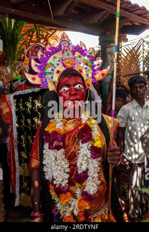 L'immagine dell'uomo vestito da dea Kali nel Dasara Dussera Dusera Festival a Kulasai Kulasekharapatnam vicino Tiruchendur, Tamil Nadu, India meridionale Foto Stock