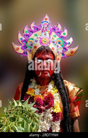 L'immagine dell'uomo vestito da dea Kali nel Dasara Dussera Dusera Festival a Kulasai Kulasekharapatnam vicino Tiruchendur, Tamil Nadu, India meridionale Foto Stock