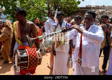 Suonando Thavil Melam percussioni e nagasvaram nadaswaram musicisti nel Dasara Dussera Dusera Festival a Kulasai Kulasekharapatnam vicino Tiruchendur Foto Stock