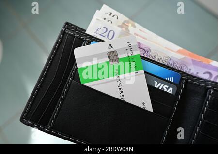 Carta partner John Lewis, carte di credito e contanti in un portafoglio. Foto Stock