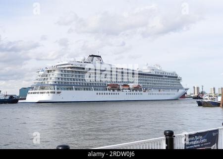 Londra Regno Unito, 23 luglio 2023 nave da crociera Viking Venus che lascia Londra dopo aver attraccato a Londra Greenwich per due giorni, navigando sotto la bandiera della Norvegia. Credito: Glosszoom/Alamy Live News Foto Stock