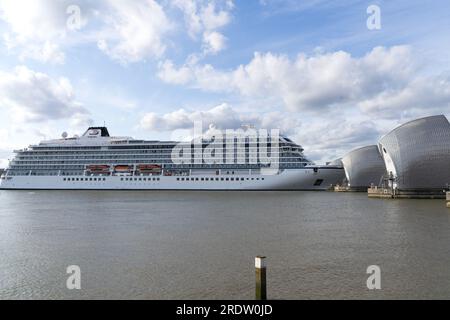 Londra Regno Unito, 23 luglio 2023 nave da crociera Viking Venus che lascia Londra dopo aver attraccato a Londra Greenwich per due giorni, navigando sotto la bandiera della Norvegia. Credito: Glosszoom/Alamy Live News Foto Stock