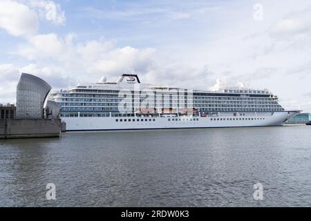 Londra Regno Unito, 23 luglio 2023 nave da crociera Viking Venus che lascia Londra dopo aver attraccato a Londra Greenwich per due giorni, navigando sotto la bandiera della Norvegia. Credito: Glosszoom/Alamy Live News Foto Stock