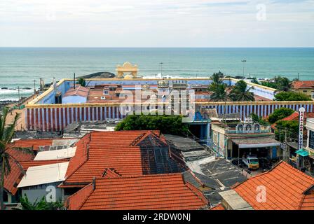 Il tempio di Kumari Amman, un popolare centro di pellegrinaggio sulla riva del mare, fu costruito dai re Pandya nell'VIII secolo a Kanyakumari, Tamil Nadu, nel sud Foto Stock