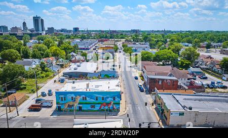 W 4th St e Wells St, murales di volpe e lupi nel centro di Fort Wayne con grattacieli distanti Foto Stock