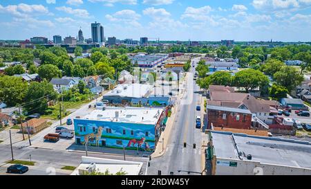 West Fourth Street e Wells Street nel centro di Fort Wayne, murales di volpi e lupi con grattacieli distanti Foto Stock