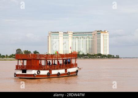 Phnom Penh, Cambogia - agosto 26 2018: Barca passeggeri che naviga sul fiume Mekong. Foto Stock